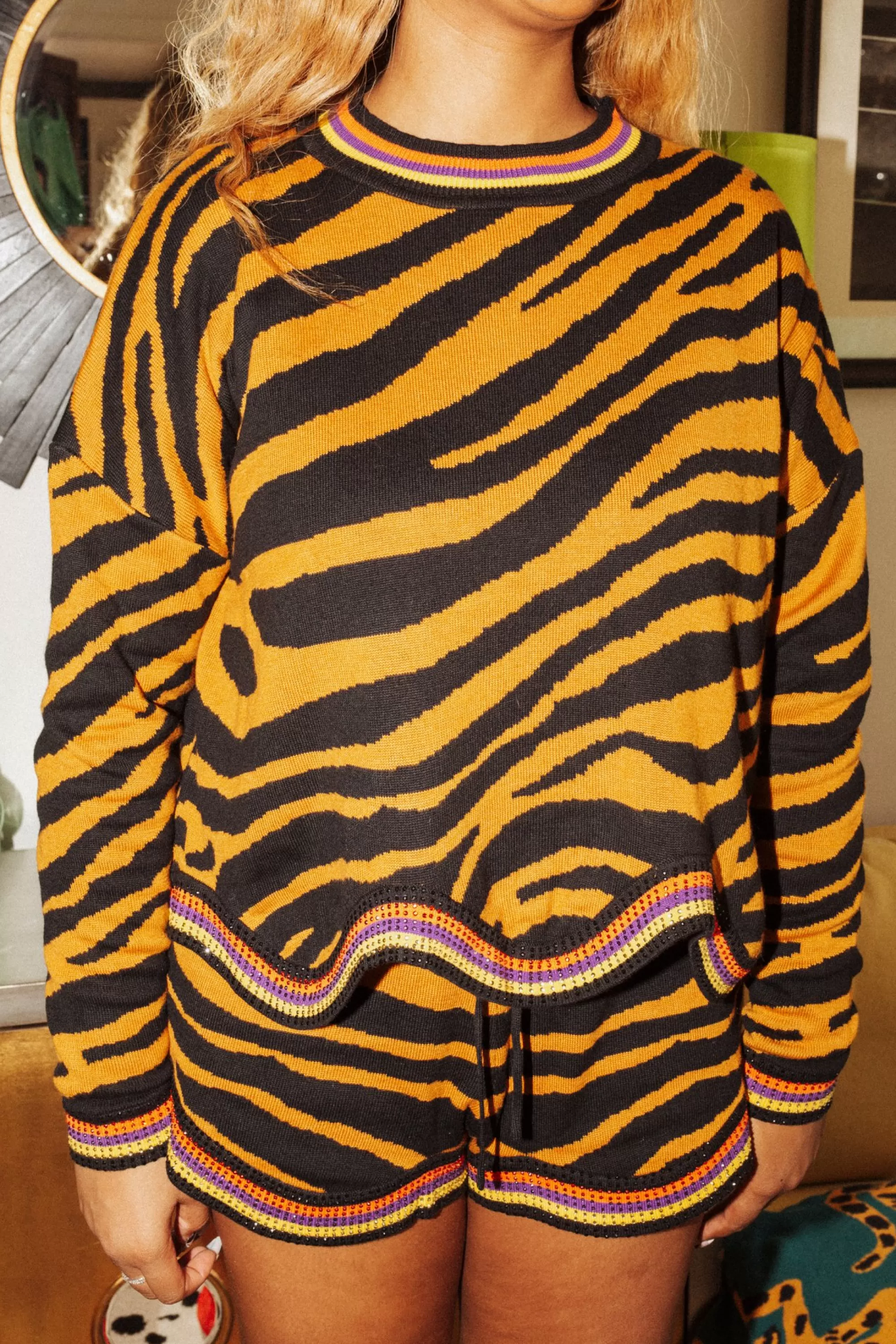 womens Queen Of Sparkles Tiger Wavy Short